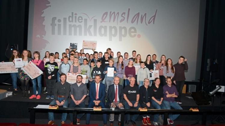 Zum Siegerfoto stellten sich die Geehrten der Filmklappe Emsland im Kino in Meppen den Fotografen 