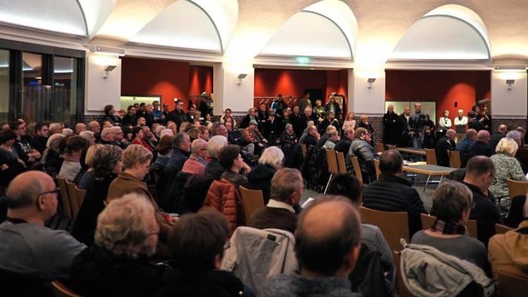 Rund 160 Zuhörer kamen am Dienstag in die Markthalle, um die wegweisende Sondersitzung des Rates zu verfolgen. 