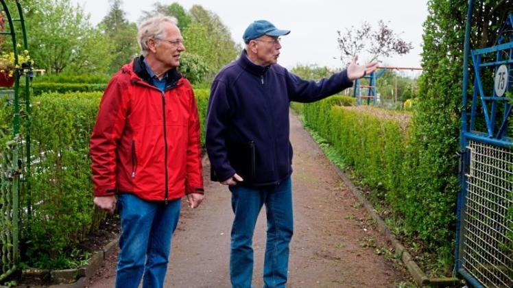 Zum 70. Geburtstag des Kleingartenvereins Deichhorst plant der Vorstand um Günter Prösch und Gerhard Brinkmann (von links) am 11. Juni ein Fest. 