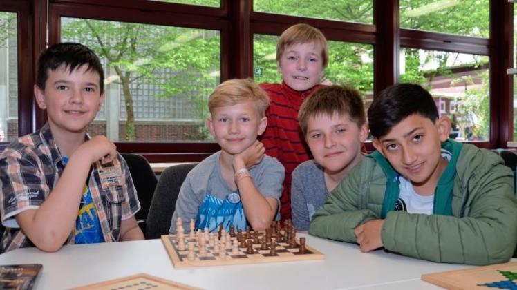 „Das Gymnasium ist eine Schulform, die Chancen eröffnet“: Sergej (von links), Nicolas, Andreas, Julius und Hüseyin gehen aufs Kleine Maxe. 