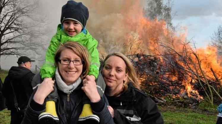 Auf Mamas starken Schultern machte es am Feuer doppelt Spaß. Auf Mamas starken Schultern machte es am Feuer doppelt Spaß.