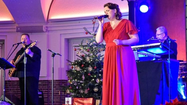 Sorgte mit Live-Band und vielen Gästen für weihnachtliche Stimmung: Sängerin und „ICH“-Botschafterin Tina Härtel. 