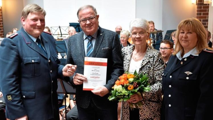Maik Schneider (links) und Sabine Engelmann-Lemke (rechts) überreichten Werner Lüdeke und seiner Frau Bärbel die Urkunde mit der Ehrennadel. 