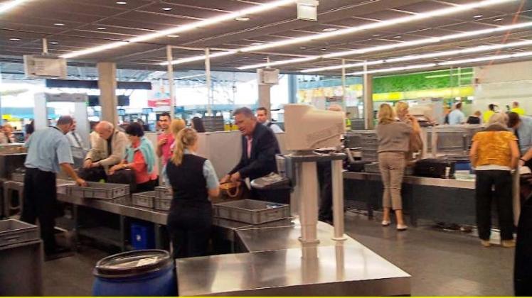 Sicherheitscheck am Flughafen: Entdecken die Mitarbeiter eine Bombenattrappe im Gepäck? 