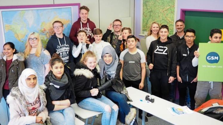 Schüler der achten Klasse bereiten sich mit Mitarbeitern von GSM auf ihre drei Schnuppertage in der Berufswelt vor. Schüler der achten Klasse bereiten sich mit Mitarbeitern von GSM auf ihre drei Schnuppertage in der Berufswelt vor.