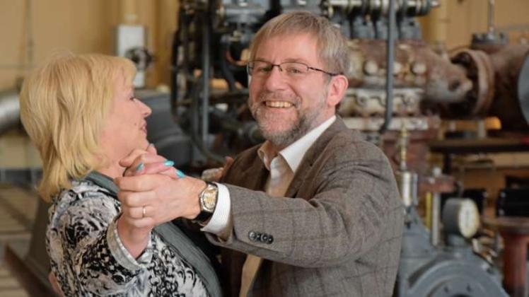 Darf ich bitten? – Museumsleiter Dr. Carsten Jöhnk tanzt mit Elisabeth Vosseler vom TSZ Delmenhorst in der Turbinenhalle. 