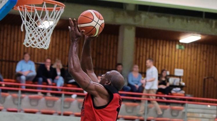 Zug zum Korb: Das zeichnet Devils-Forward Terryl Woolery aus. Zug zum Korb: Das zeichnet Devils-Forward Terryl Woolery aus.