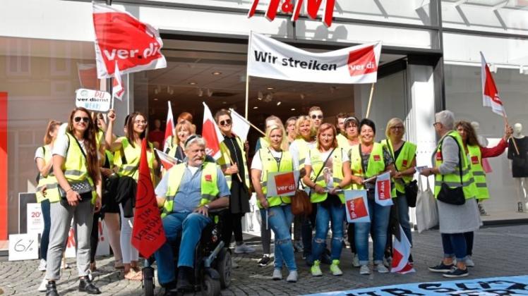 Beschäftigte aus dem EInzelhandel haben am Dienstagvormittag vor der Delmenhorster H&amp;M-Filiale für sechs Prozent mehr Lohn demonstriert. 