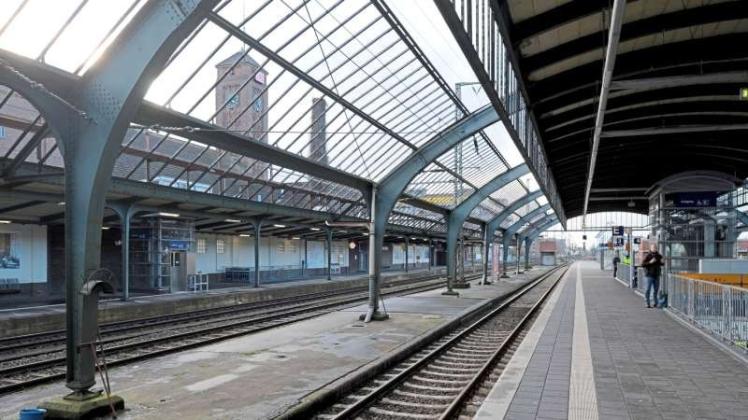 Besser in Schuss als gedacht: Die Kosten für die Sanierung der Gleishalle am Oldenburger Hauptbahnhof setzen Gutachter niedriger an als die Bahn.

            

              
                