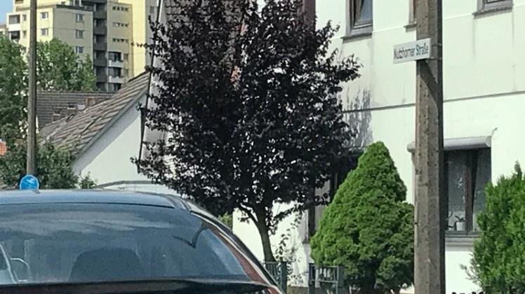 Von der Nummernänderung betroffene Häuserzeile an der Nutzhorner Straße: Anwohner wollen ihre jahrzehntealte Adresse nicht geändert wissen. 