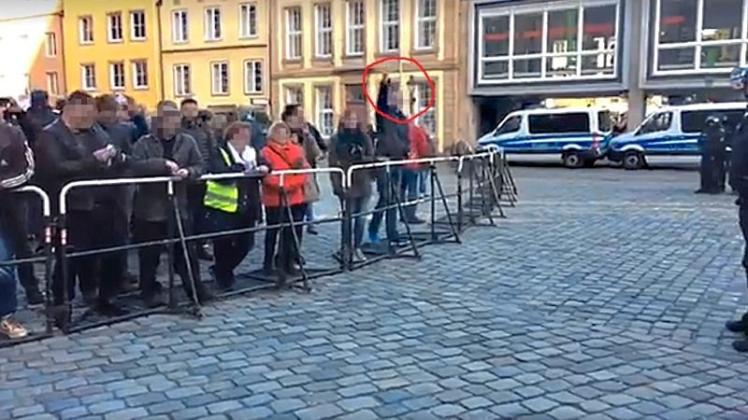 Während der AfD-Kundgebung zeigte dieser Mann offenbar den Hitlergruß, wie ein Video unserer Redaktion zeigt. Screenshot: noz.de