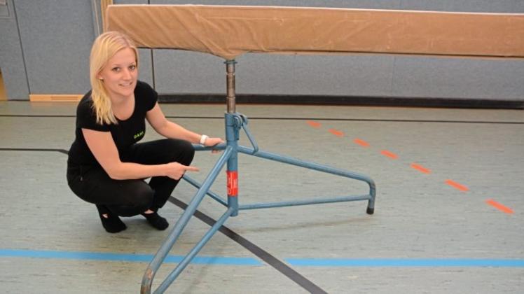 Zu gefährlich: Trainerin Daniela Behrens zeigt auf die seitlich rausstehenden Beine des Schwebebalken. 