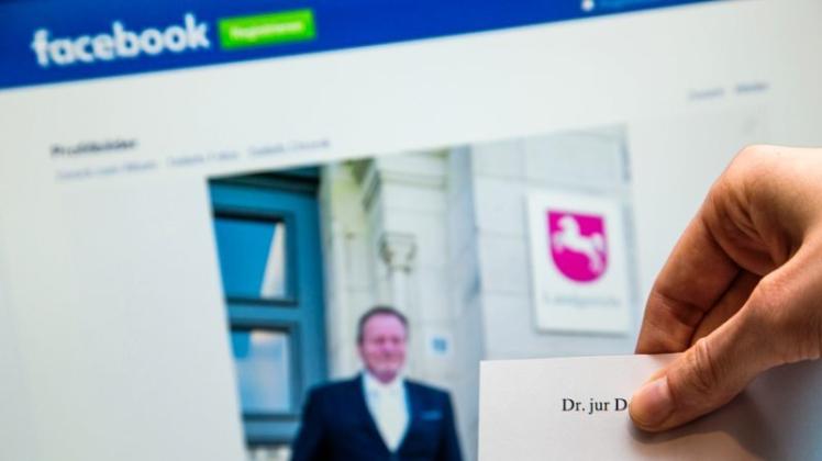 Dr. Drucksache trägt gerne Anwaltskluft: Mit schwarzem Sakko und weißer Krawatte posierte er auch auf seiner Facebook-Seite vor dem Landgericht Osnabrück. 