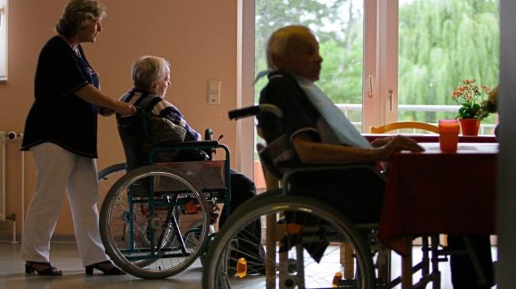 Personalintensive Betreuung von Senioren: Der Pflegenotstand hat auch den Kreis Oldenburg erreicht. Symbolfoto: Peter Steffen/dpa