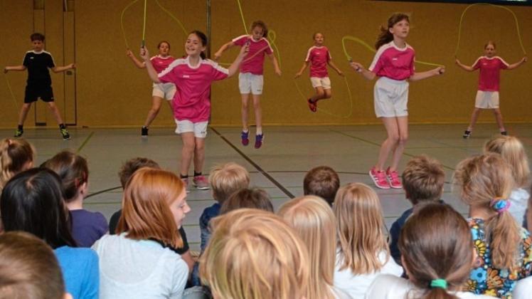 Eine Gruppe der vierten Klassen der Grundschule Lange Straße zeigte Rope-Skipping. 