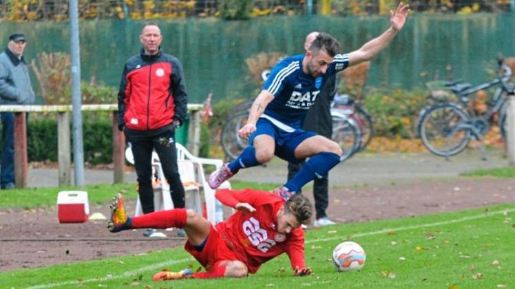 Verbissene Zweikämpfe lieferten sich der SV Tur Abdin um Danyel Akyol und der VfL Wildeshausen, für den Michael Eberle (am Boden) zum 2:0 traf. 