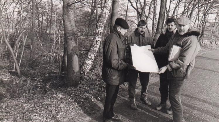 Unser Nostalgiebild zeigt Herren des Bauamtes und verschiedener Naturschutzbehörden beim Besuch im Schönemoorer Biotop im November 1993. 