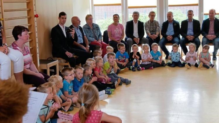 Die Besucher informieren sich in einer Gruppe im Kindergarten St. Franziskus Schöninghsdorf. 