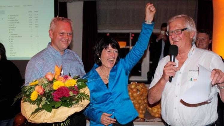 Holte das Direktmandat: Wahlkämpferin Astrid Grotelüschen (CDU) errang die meisten Stimmen im Wahlkreis 28. Erste Gratulanten waren Björn Thümler (li.), CDU-Fraktionschef im Land, und Wahlkampfhelfer Karl-Ernst Thümler (CDU Berne). 