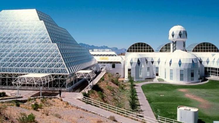 Das reale Vorbild für T. C. Boyles Roman ist ein Experiment in dem Gebäudekomplex Biosphäre 2 in Arizona, der ursprünglich ein abgeschlossenes ökologisches System beherbergen sollte. 