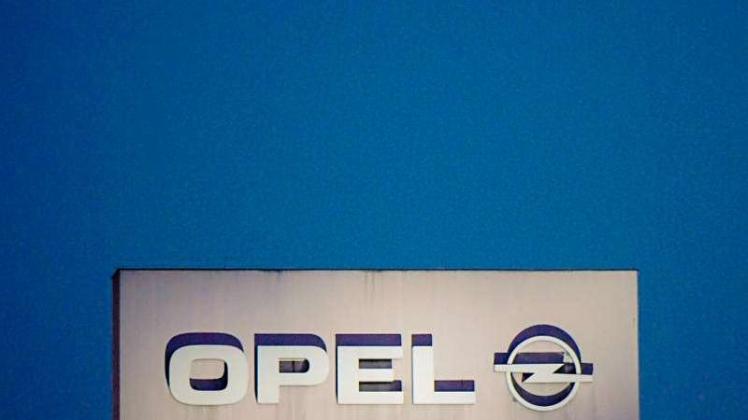Das Opel-Logo in Rüsselsheim. Gerade am Stammsitz des Unternehmens sehen Experten Jobs gefährdet. 