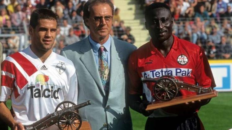 Die Torschützenkönige 1993: Bayer Leverkusens Ulf Kirsten (links) und Anthony Yeboah (Eintracht Frankfurt), die von Franz Beckenbauer jeweils eine Torjägerkanone bekommen. 