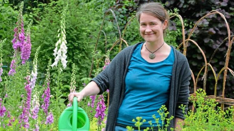 Vielfalt macht einen naturnahen Garten aus. Forstwissenschaftlerin Ann-Kathrin Schmidt freut sich im SON-Garten über das Blütenangebot für Insekten. 