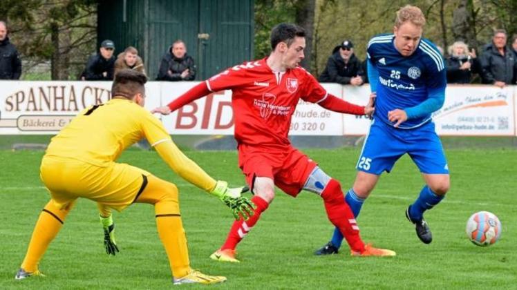 Erkämpften sich einen Punkt gegen den Tabellendritten: Die Fußballer des FC Hude um Maik Spohler (rechts) trotzten dem SV Wilhelmshaven ein 0:0 ab. 
