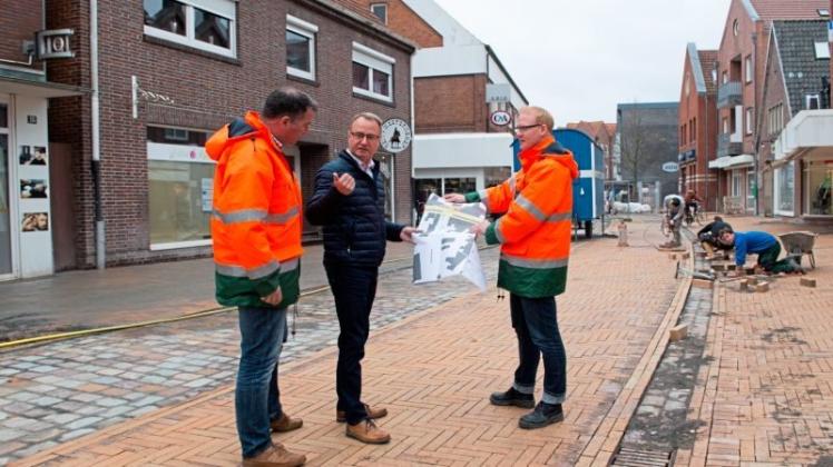 Begutachten den Fortgang der Arbeiten in der Lange Straße, v.l.: Torsten van den Hooven vom Fachbereich Tiefbau, Bürgermeister Markus Honnigfort und Stadtbaurat Henrik Brinker. 