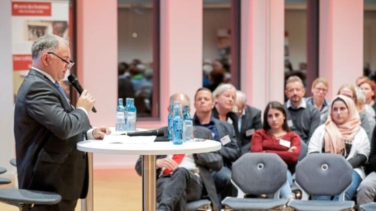Jörg Angerstein, Vorstand Kommunikation bei terre des hommes, begrüßte Diskussionsteilnehmer und Gäste bei der Talkrunde „Wie gelingt Integration in Osnabrück?“ 