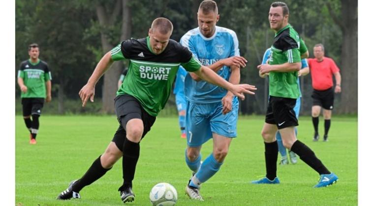 •Auftakt: Das erste Spiel der Borussia-Woche verlor DTB III (Stefan Martens, links) gegen Borussia (Thomas Michalik) mit 1:3. •Auftakt: Das erste Spiel der Borussia-Woche verlor DTB III (Stefan Martens, links) gegen Borussia (Thomas Michalik) mit 1:3.