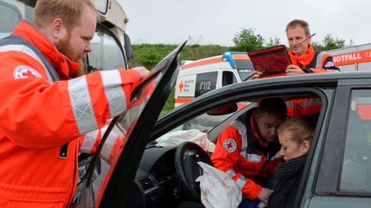 Nur eine Übung: Helfer vom Deutschen Roten Kreuz behandeln eine verletzte Autofahrerin nach einem Unfall. 
