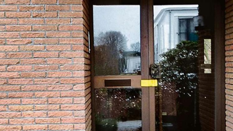 Versiegelt hat die Polizei den Eingang des Hauses in Haselünne, in dem der 46-Jährige tot gefunden wurde. 