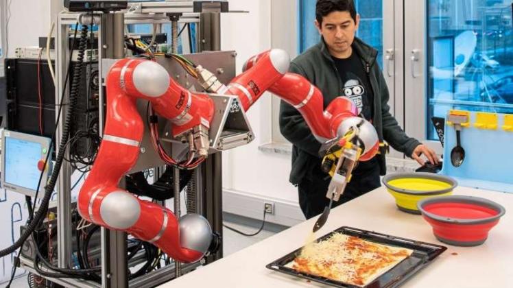 Forscher bringen Robotern Pizzabacken und das Zubereiten von Popcorn bei. 