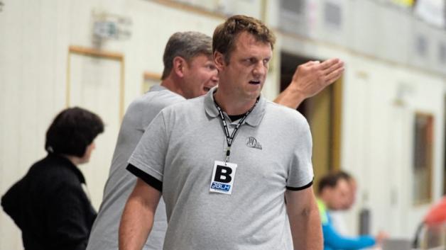 Fan der HSG Grüppenbühren/Bookholzberg: Handball-Legende Claus-Dieter Petersen, Trainer der A-Jugend des THW Kiel. Foto Rolf Tobis