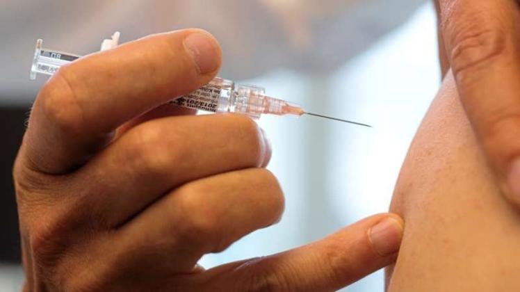 Experten rufen vor allem ältere Menschen auf, sich doch noch gegen Grippe impfen zu lassen. Doch wie gut wirkt der Grippeimpfstoff? 