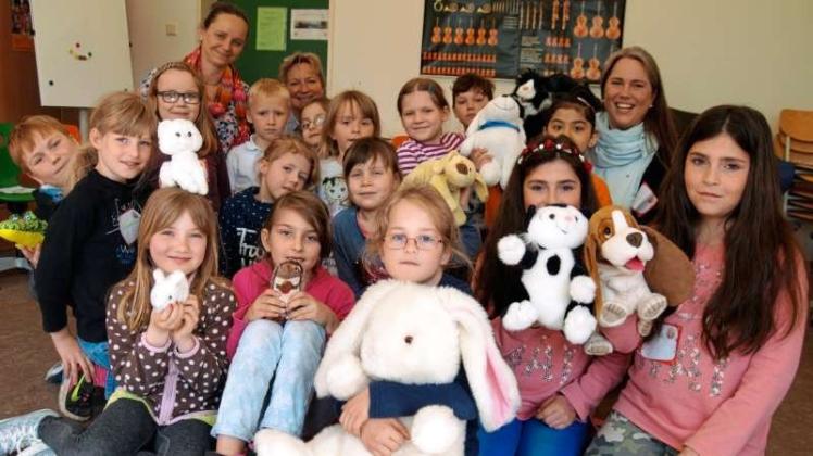 Waren von dem Tierschutzunterricht begeistert: Die Schülerinnen und Schüler der Käthe-Kollwitz-Schule. 