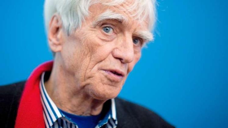 Der Geheimdienstexperte der Grünen, Hans-Christian Ströbele, fordert nach den Wikileaks-Enthüllungen von der Bundesregierung ein hartes Durchgreifen gegen amerikanische Spione.
Der Geheimdienstexperte der Grünen, Hans-Christian Ströbele, fordert nach den Wikileaks-Enthüllungen von der Bundesregierung ein hartes Durchgreifen gegen amerikanische Spione.