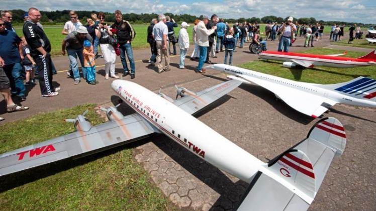 Passen nicht ins Kinderzimmer: XXl-Flugmodelle werden auf dem Airfield präsentiert. Archivfoto: Andreas Nistler
