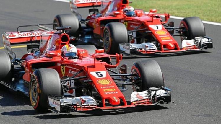 Die Teamkollegen Sebastian Vettel (l) und Kimi Räikkönen vom Team Scuderia Ferrari starten an Eins und Zwei. 
