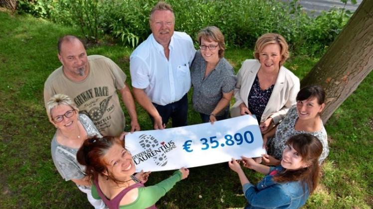 Beim Spendenlauf ist eine beträchtliche Summe zusammengekommen (von vorne links): Campingplatzbetreiberin Rieke Meiners, Bürgermeisterin und Schirmherrin Alice Gerken, Campingplatzbetreiber Rik Geiger, die Organisatoren Jana und Manfred Eckhoff, Geschäftsführerin des Hospizes Irene Müller, Hospizleiterin Maria Renzmann und Pflegedienstleiterin Carolin Schröder. Beim Spendenlauf ist eine beträchtliche Summe zusammengekommen (von vorne links): Campingplatzbetreiberin Rieke Meiners, Bürgermeisterin und Schirmherrin Alice Gerken, Campingplatzbetreiber Rik Geiger, die Organisatoren Jana und Manfred Eckhoff, Geschäftsführerin des Hospizes Irene Müller, Hospizleiterin Maria Renzmann und Pflegedienstleiterin Carolin Schröder.
