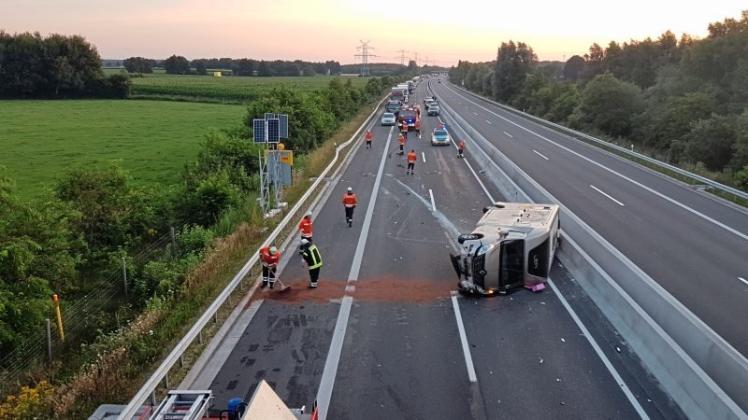 Der Unfall auf der A31 zwischen den Abfahrten Haren und Wesuwe ereignete sich gegen 5.45 Uhr, ein Tanklastzug war auf ein Wohnmobil aufgefahren. 