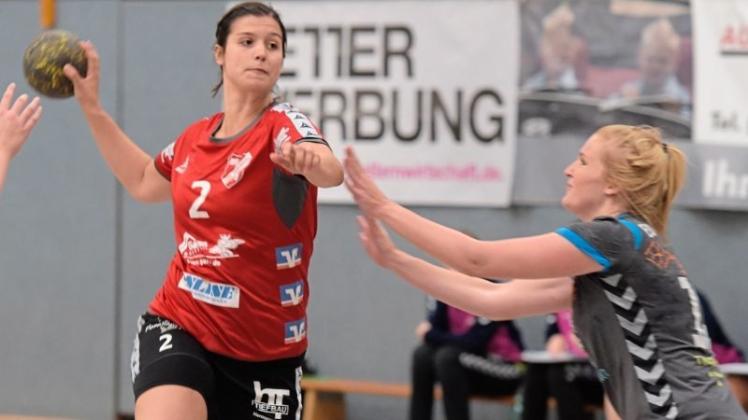 Treten an diesem Samstag beim FC Schüttorf an: die Oberliga-Handballerinnen der HSG Hude/Falkenburg um Katharina Stuffel (rechts). 