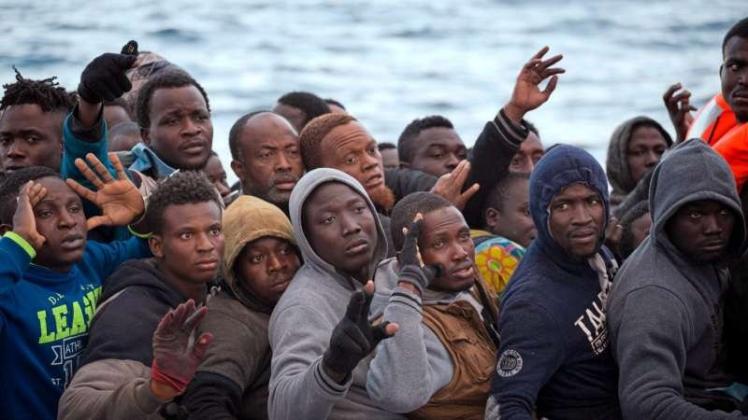 Bilder, die keine Seltenheit mehr sind: Migranten und Flüchtlinge in einem Gummiboot, die Richtung Europa fahren, 