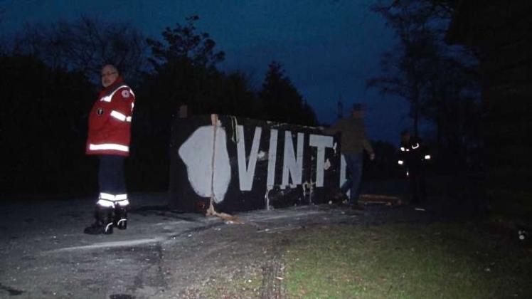 Bei einem Karnevalsumzug in Vinte hat sich ein 19-Jähriger beim Sturz von einem Wagen verletzt. Der Aufbau des Wagens brach in einer Kurve auseinander. 