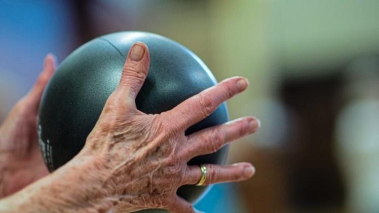Am Ball bleiben in Sachen Sport trägt zum Erhalt körperlicher und geistiger Leistungsfähigkeit bei. Der Arbeitskreis der Seniorenvertretungen im Landkreis Oldenburg will Angebote populärer machen. 