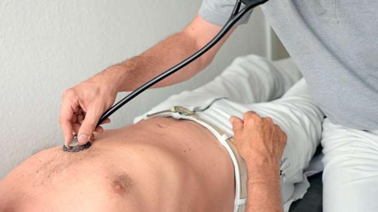 Ein Hausarzt untersucht einen Patienten mit einem Stethoskop. In den vergangenen Jahren ist die Zahl der Tuberkulose-Erkrankungen in Niedersachsen angestiegen. 