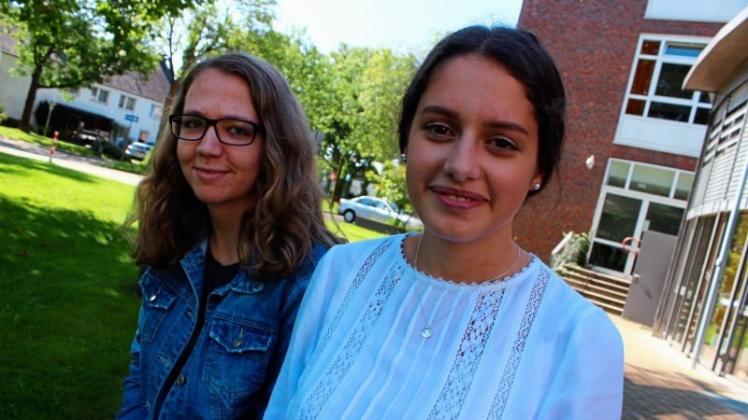 Spürten den Geschichten der eigenen Familien nach: Yasmin Aggour (17, vorne) und Jessica Glaas (18)haben den Förderpreis des Geschichtswettbewerbs des Bundespräsidenten gewonnen. 