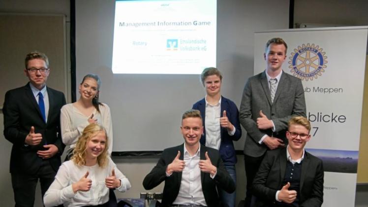 Gewinner des Wirtschaftsplanspiels: Lars Breitmeier, Louisa Sofie Hartung, Sophie Feldhaus, Felix Esders, Charlotte Dütsch, David Thieben und Bengt Bröckerhoff (von links). 