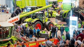 Mähdrescher und Traktoren stehen bei Landtechnik-Messe Agritechnica 2015 am Stand der Firma Claas. 